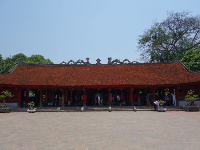 本堂。<br />屋根の龍が印象的でした。