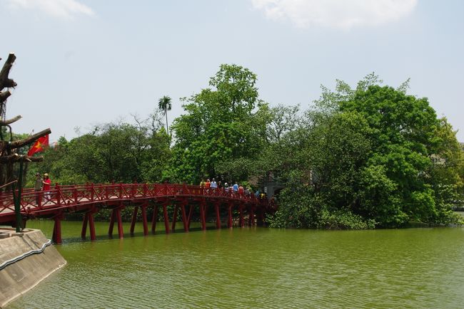 この赤い橋の上が撮影ポイントらしいです。