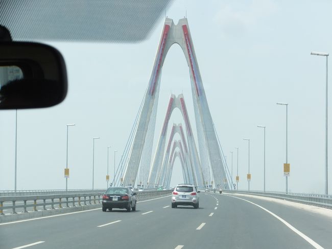 ハノイ空港に向かう途中の橋。橋脚が5つ並んでます。