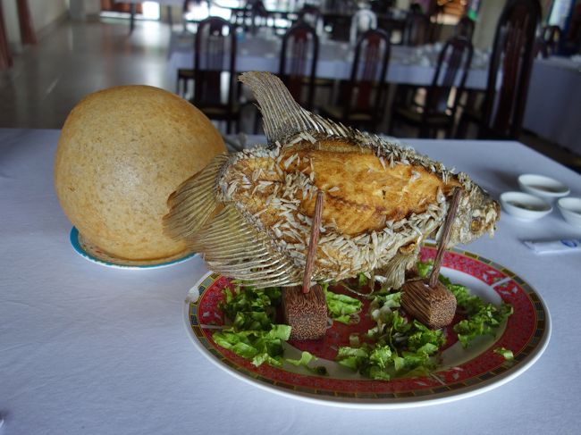 昼食は、エレファント・イヤー・フィッシュ。<br />白身の魚でした。<br /><br />球状のものは、揚げ餅。<br />もちもちで美味しかったです。