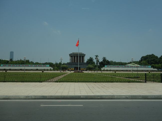 車窓からのホーチミン廟をもう一枚。