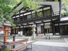 仁王門を入ったすぐのところにあるケーブル普明殿(山門駅) 。
休憩所兼展示施設にもなっています。
この向かいにキレイなトイレもあり。
ケーブルカーは、修復のため、運休していました。
この頃太り気味のすず父は、歩いて鞍馬寺に参拝するのを拒否して、ここで待っていると言い出すので、すず丸とすず母が徒歩で鞍馬寺を目指す。
