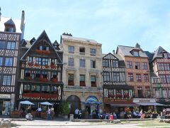 「ヴィユ・マルシェ広場」 (Place Du Vieux Marché)

美しいコロンバージュの建物が建ち並んでいます。　