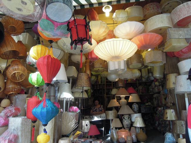 旧市街と呼ばれる端っこの方かな？<br />いろんなお店が目に飛び込んできて覗いてみたくなっちゃう。