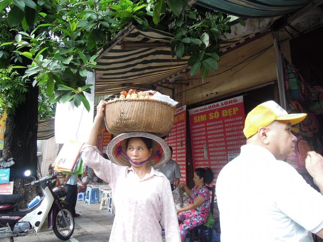 おしゃれな雑貨屋が並ぶ通りを、このようなお方が歩いていたりする。