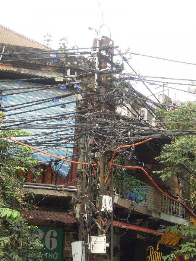 教会前で一旦解散、ツアーの方たちそれぞれに散策開始！<br /><br />電線のこの絡まり具合はかなり見慣れてきたけれど、ハノイ中心の観光地でもこんんなに絡まっているんだ！としげしげ見上げるのであった。