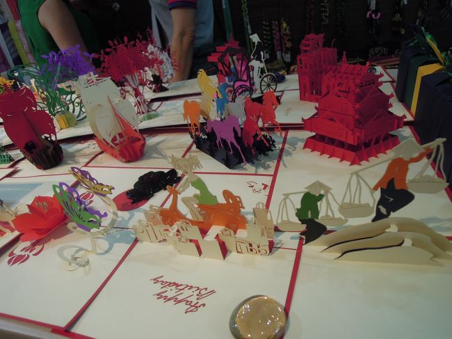 この飛び出す絵本的な切り絵のポストカード、すごく細かくてビックリ。職人技だよ。