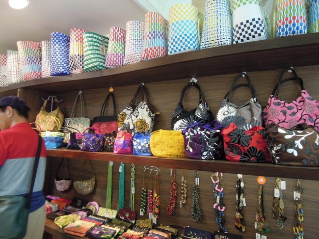 ガイドのタンさんおすすめの「アジサイ」に入店。<br />日本人好みのものがいっぱいあるセレクトショップ。バッグもポーチも買おうかどうしようか迷う迷う。迷い過ぎて困っちゃう。