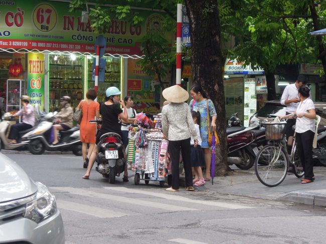 あちこちにかわいい雑貨屋が並んでいるのに、移動販売にここに来るってどうなの？とちょっと見ているうちにお客さんが来るのである。しかもバイクに乗ったまま買い物することができるっていうのがいいね。