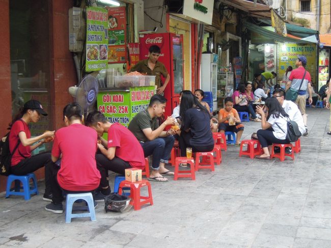 ちょっと広い歩道にはこのような・・・いわゆるカフェ。<br /><br />お風呂の椅子をカラフルにしたような高さが中途半端な感じの椅子もだいぶ見慣れて来た。<br />