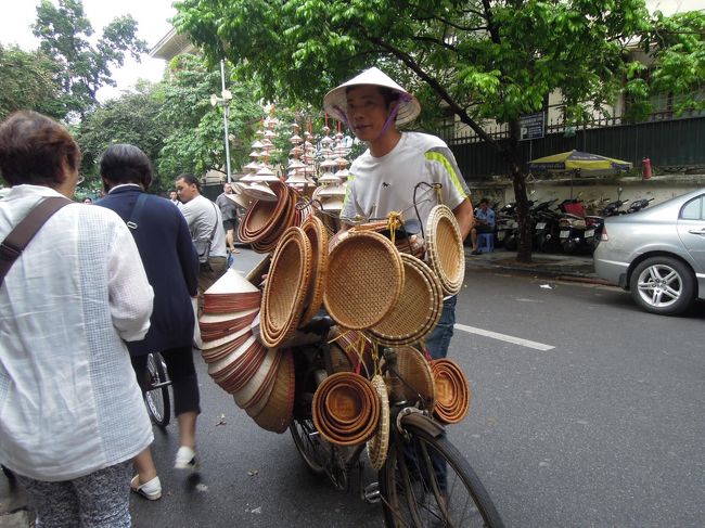 旧市街の雑多な通りと曲がり、ホアンキエム湖まで行ってみよう！<br /><br />キャー、ざるを売るお兄さんとすれ違ったっちゃったよ〜