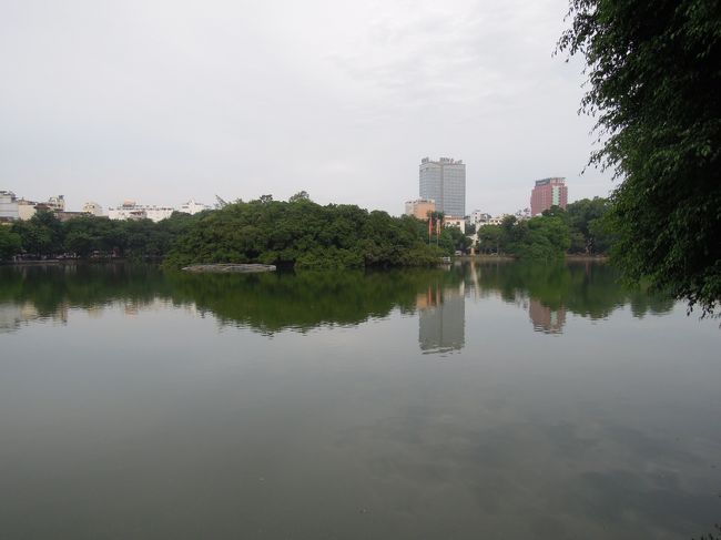あいにくのどんよりした空の下、ホアンキエムに到着