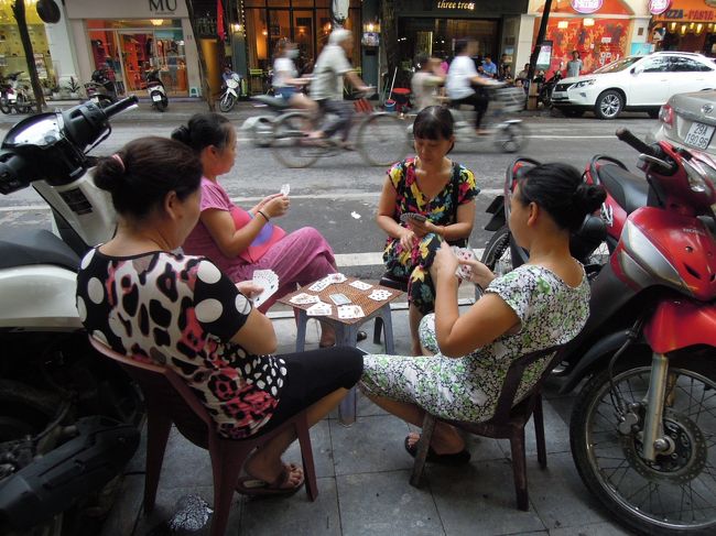 集合場所に戻らなきゃ！<br /><br />停めてあるバイクの間に挟まれるように、そとでトランプするおばちゃん４人。<br />とっても楽しそう。<br />しかし、なんつーかおおらかだよね〜<br />観光地のど真ん中の歩道で、おばちゃんがトランプだよ？<br />私もここに住んでたら、一緒に旅するＹさんと、それから近所の○さん×さんとトランプに興じるかもしれない。なんか自由で羨ましい。<br />羨ましいと思うなら、日本に帰ったらやればいいじゃん！だけど、道路でトランプしてくれる仲間がいるか？そこが問題だ。