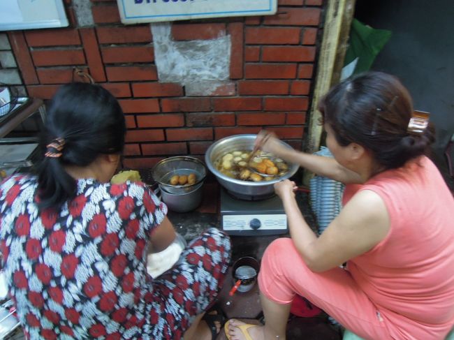 トランプ４人組から少し歩くと、今度は、家の前で夕飯準備。<br />なにやら揚げていますよ。<br /><br />家の外で揚物\(◎o◎)／！<br /><br />自由でおおらかなベトナム、バンザイ(^O^)／<br />