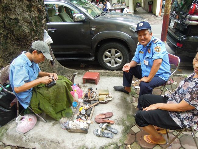 こちらでは、ガードマンさんが靴を修理してもらっていました。カメラを向けたら笑顔で「あんたの靴もやってもらいなよ」的に私の足元を指差しました。「だ、だいじょうぶです。私の靴は！」<br />