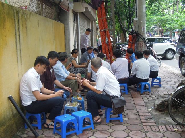 朝から、お風呂椅子カフェは大賑わいです。ビジネスマンやＯＬ風のお嬢さんがコーヒー飲んでます。<br />出勤前のまったり感、うーん、日本にはないな・・・<br />