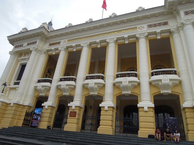 そして、お散歩しながら、やって来ました(^O^)／<br />『大劇場』です。<br /><br />パリのオペラ座をまねして作られたそうです。まねしたっていっても１０年の歳月をかけて作られたそうです。<br />残念ながら中の見学はできません。