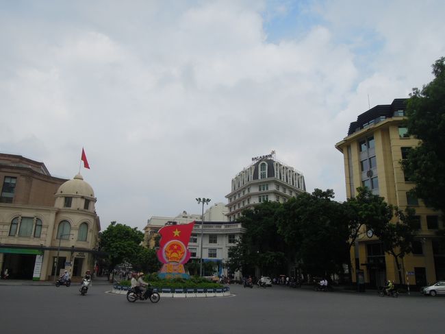 大劇場の前は、６個の道路が交差する大きな円形交差点になっています。<br /><br />この写真では、たまたま車が通ってないけど、バイクや車があっちからこっちからそっちから来て、そしてどこに行くのか、めちゃくちゃな感じで、とてもここは渡れません。<br /><br />立派な建物は、ハイブランドのお店だったり、銀行だったり・・・