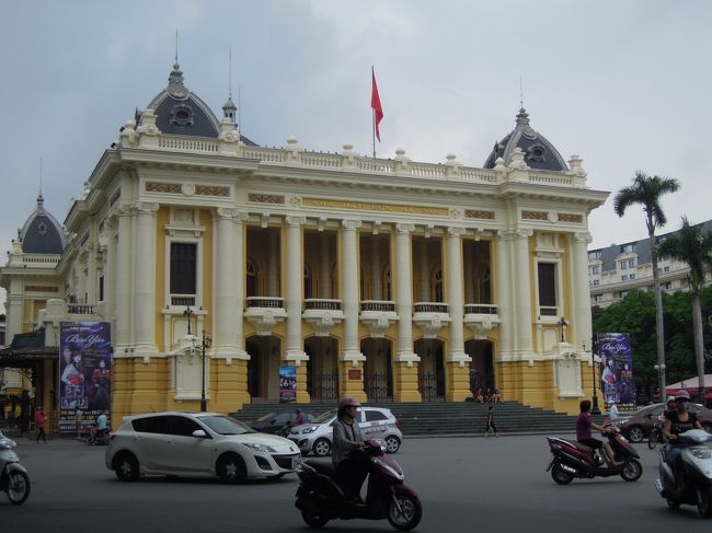 一つ一つの通りをドキドキしながら渡って、ホアンキエム湖方面に行きます。<br /><br />振り返って、大劇場。<br /><br />淡いクリーム色と黄色の綺麗な建物です。<br /><br />ライトアップも素敵だそうです。今日帰るから見られないのが残念。