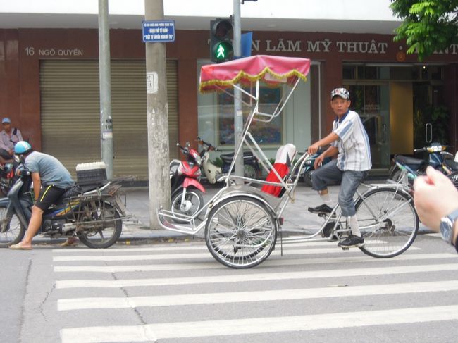 ホアンキエム湖近くにくると、さすが観光地、シクロがあちこちに。