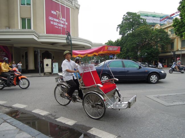 まだ朝早い時間なのでお客さんがいないねえ。<br />「乗ってかない？」なんて感じで手招きされても、「乗らないよ」って首を振ると、さっと行ってしまう・・・強引さが全然ない。