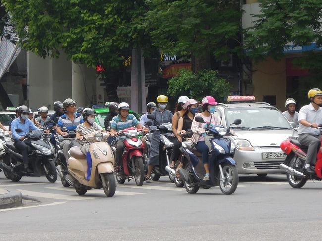 この辺は大通りなんで一応信号があって、一応赤で停まってます。<br />が、歩行者信号がめちゃめちゃ早く変わってしまう。信号が変わったとたん、ものすごい勢いでバイクが走って来ます。信号があっても怖かったです。