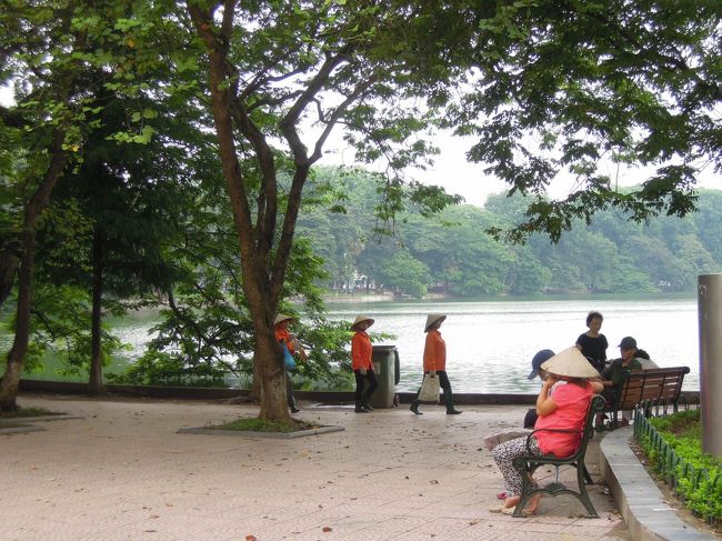 意を決して信号を渡り、ホアンキエム湖のほとりをちょっとお散歩。