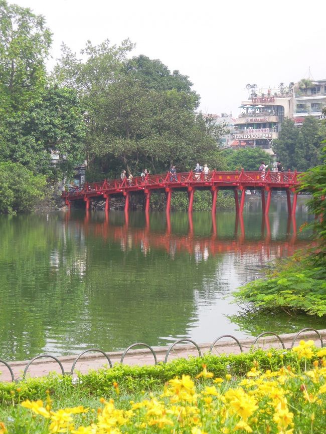 湖の北岸の近くには、18世紀に建てられた玉山祠が建っている。島と岸の間には、赤く塗装された木製のフク橋が架けられている。<br /><br />この橋を渡って玉山祠をお参りするのは有料なので、行かず。