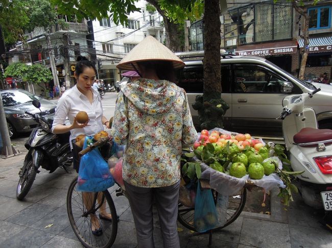 こちいでは、バナナじゃなく、いろいろフルーツを選ぶお姉さん。<br /><br />いかにも仕事中に職場から出てきて買ってる。うちの職場でいったらヤクルトみたいなもんか・・・