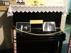 山鹿市立博物館の受付横に展示してある「木村ピアノ（山鹿のピアノ）」。
大正時代、山鹿の木工職人の兄弟が、スタンウェイのアップライトピアノに感動し、見よう見まねで作り上げたというもの。
その背景や修復の様子などが2009年に修復に携わった熊本のピアノハープ社のブログに掲載されているので、ぜひご一読を。
「あのピアノの正体は、、、山鹿に残る最後の一台だった！」
http://pianoharp.cocolog-nifty.com/blog/2009/12/post-a979.html