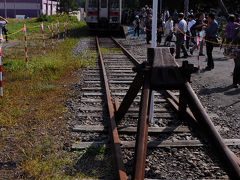 深川駅から１時間半余りで終点の増毛駅に到着。
降りてみると、ホームや駅の周りは観光客で賑わっていた。
廃線と決まると、鉄道ファンだけでなく、観光客も集まるから不思議だ。
それにしても、ローカル線の終着駅と言うのはやっぱりいいな。
この車止めが好きなんだよな。