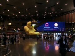 ドーハ空港に到着しました。次の乗り継ぎまで３時間３０分あります。
免税店でもブラブラしましょう。
再集合もこの熊ちゃんの前です。