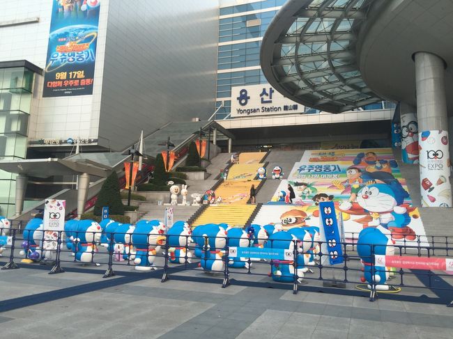 龍山(ヨンサン)駅、7時55分発の木浦(モッポ)行きKTXに乗り込みます。<br />なんと<br />駅前にドラえもんが！映画公開の宣伝のようです。