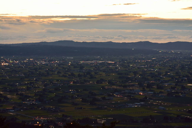「散居」の灯りが徐々に優しく輝いてきました。
