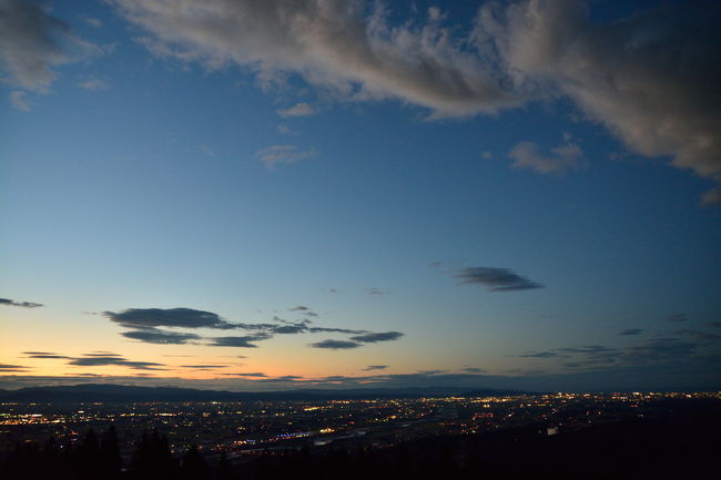同時に空も橙色に染まっていきます。