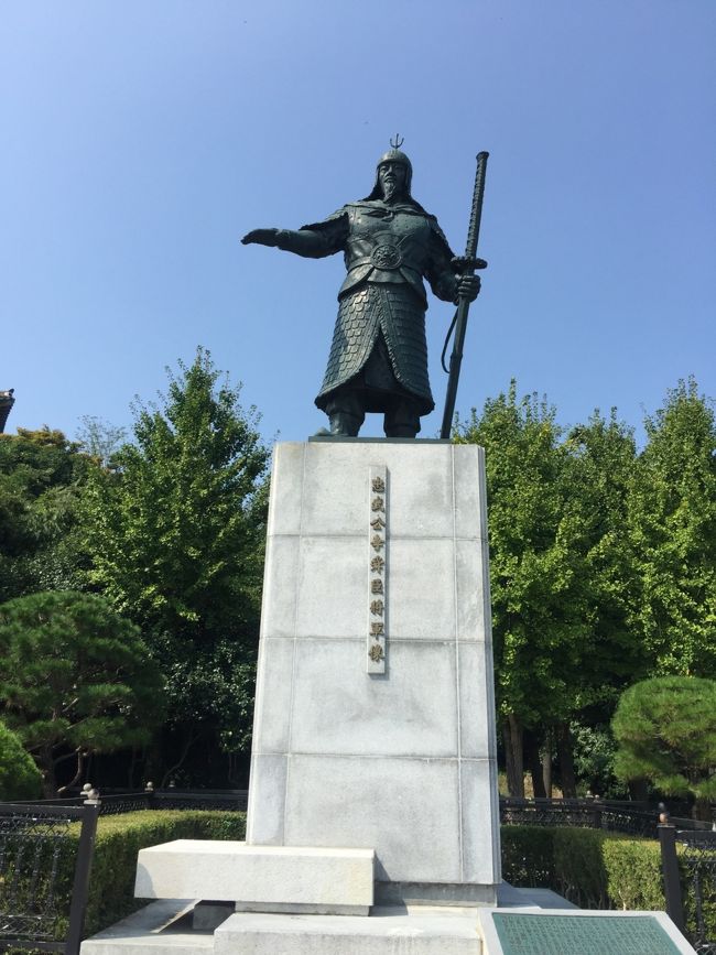イ・スンシン将軍。<br /><br />いろいろなところにいらっしゃいます。ソウルにもいましたね〜。<br />海に向かって睨んでます。その先に見えるには・・・
