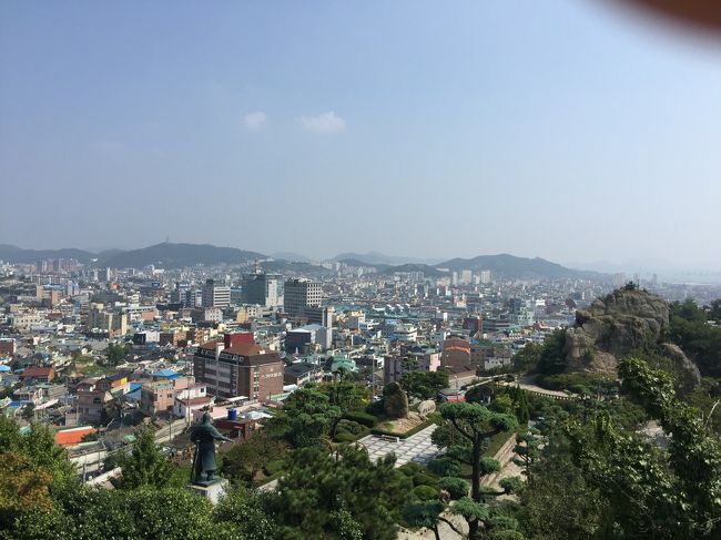 東屋にて一休み。山の上からは市街地とそれをとりまく多島美が一望できます。<br />気持ちいいです。<br />