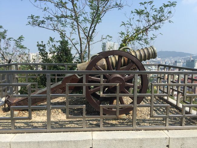 海に向かって威嚇してます。<br />