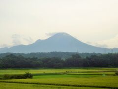 鳥取県内に入ると、進行方向右側に大山が見えてきました。
車掌さんが親切に、右手側に大山が見えてきた旨を車内アナウンスで教えてくれました。