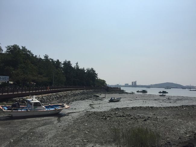 以前は船でしか行けなかったようですが、今は遊歩道になってます。