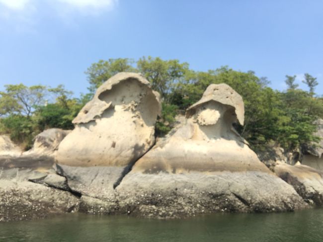 木浦八景の一つで、二つの岩が笠をかぶって並んで立っている人のように見える。伝説によると、大きな岩は「父岩」、小さな岩は「子岩」と伝えられています。