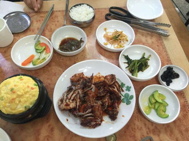 お昼は木浦バスターミナル近くでヤンニョンケジャン定食(辛いワタリガニ)をいただきます。<br />