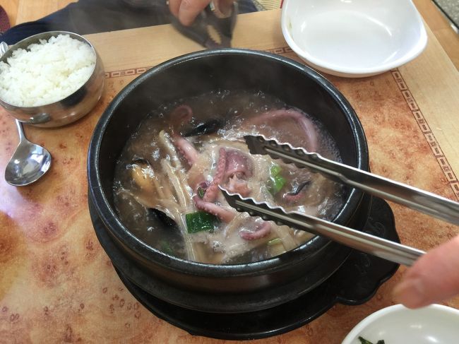 食事には必ず鍋（タン）がでてきますね。<br />手長いかがまるごと入ってます。