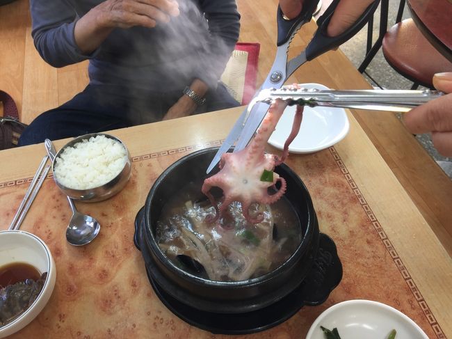 食堂のイモ（おばさん）が食べやすいように切ってくれました。<br />さすが木浦（モッポ）、海の幸がいっぱいです。8000Ｗでした。<br />