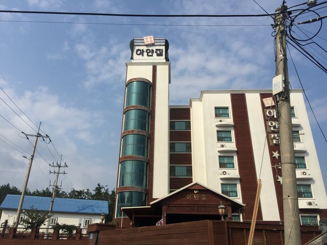 モーテルはたくさんありましたが、韓国のサイトのクチコミを見てバス停近くのハヤンチッ（白い家）にしました。<br /><br />ダブルベット1台とオンドル床にふとんが一組。40000Ｗ。