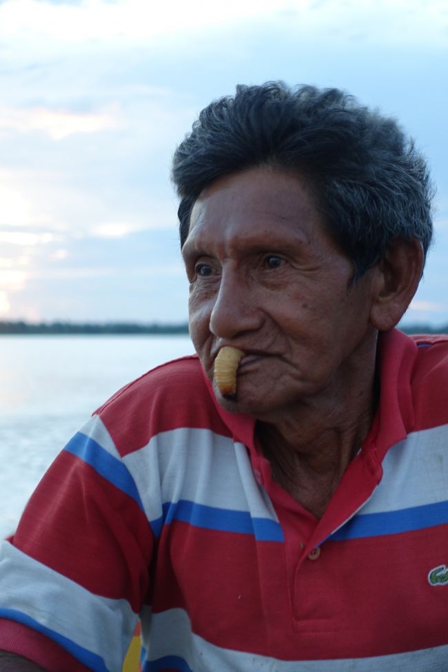 このおじさん<br />ワーム食いしているんです<br /><br />高たんぱくなんだそうで<br />活力の元と