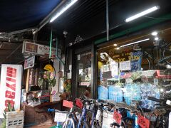 １６時前。自転車道路を見るようになったら、今回の旅では自転車屋があります。