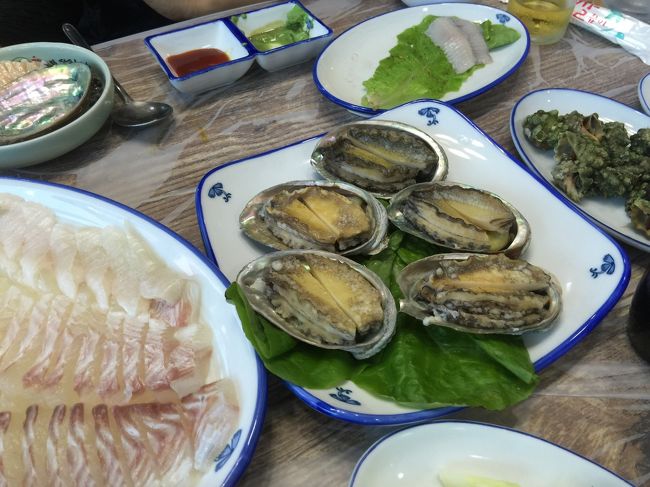 あわびのスチーム。<br />かれいのお刺身。もったいないけど他のおかずがたくさん出てきて、ほとんど手がつけられませんでした。