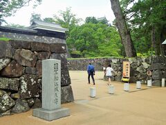 足立美術館の見学を終え、松江城へやって来ました。
途中、運転中に20分くらいゲリラ豪雨に遭いましたが、松江市内までに雨は上がりました。

松江城は全国で現存する12天守のひとつで、今夏に国宝に指定されたばかりです。