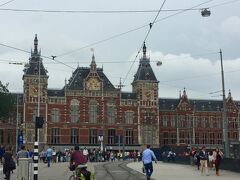 食後、アムステルダム中央駅へ向かいます。